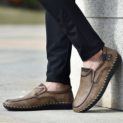 Udobni ortopedski čevlji – ergonomična podpora stopnega loka, ki lajša bolečine, širok kroj, ki ne stiska stopal.