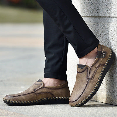 Udobni ortopedski čevlji – ergonomična podpora stopnega loka, ki lajša bolečine, širok kroj, ki ne stiska stopal.