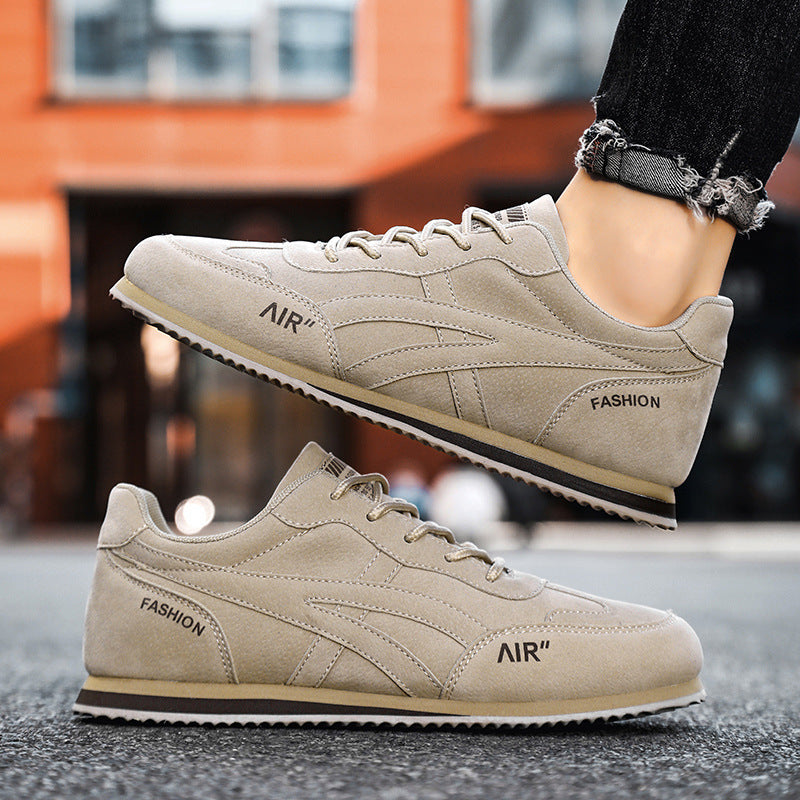 Udobni ortopedski čevlji – izbran semiš, s podporo za stopnišče, ki lajša bolečine; lahki in z blažilcem udarcev.