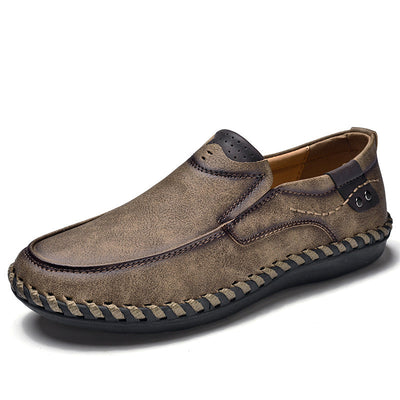 Udobni ortopedski čevlji – ergonomična podpora stopnega loka, ki lajša bolečine, širok kroj, ki ne stiska stopal.